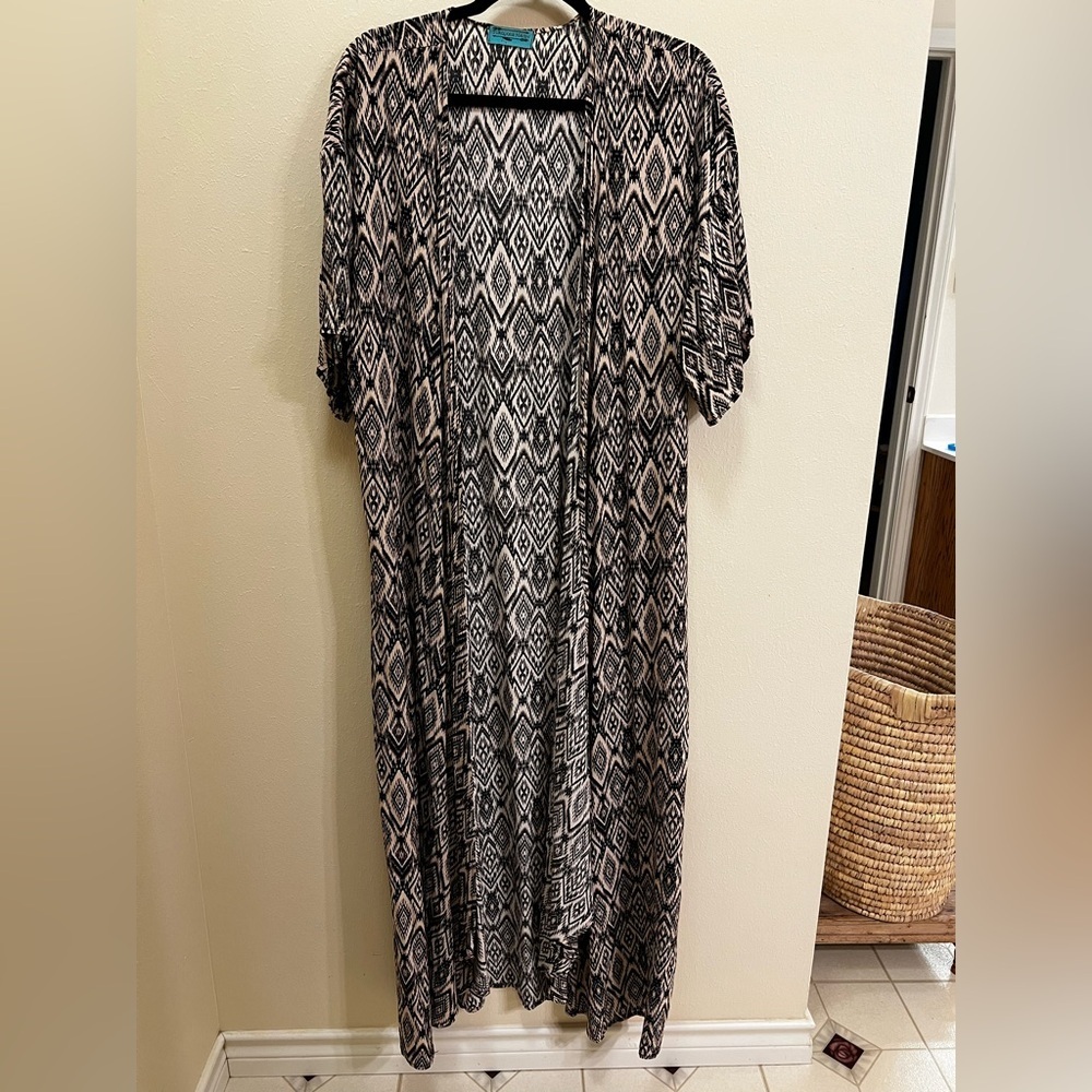 Turquoise Haven Black and White Geometric Patterned Women's Kimono